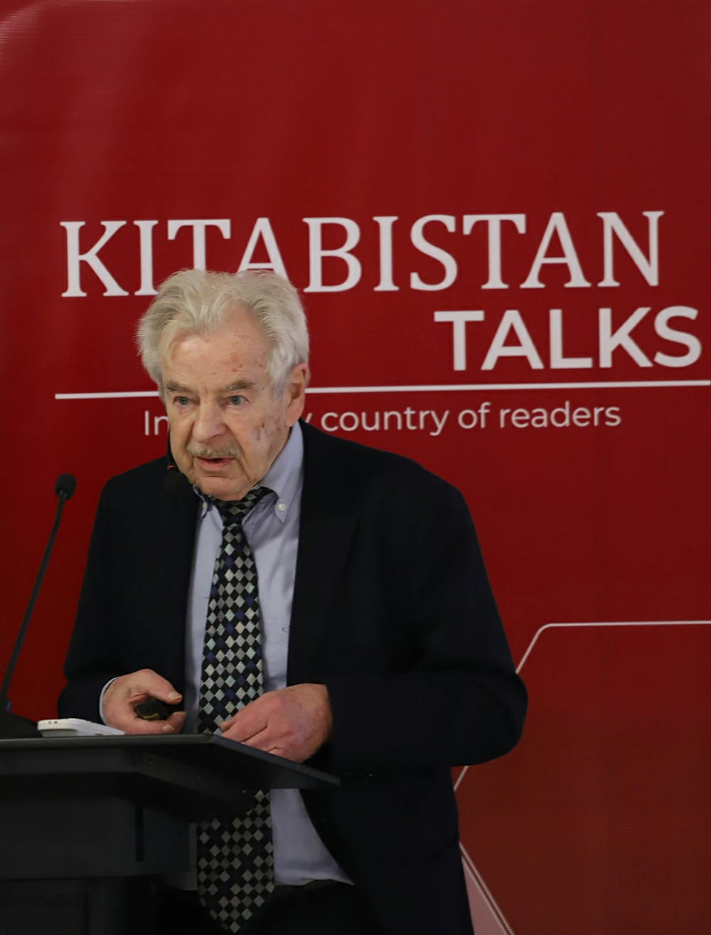 Profeddor Wolf Linder giving lecture at Kitabistan Talk. Education in Switzerland and Swiss Democracy.