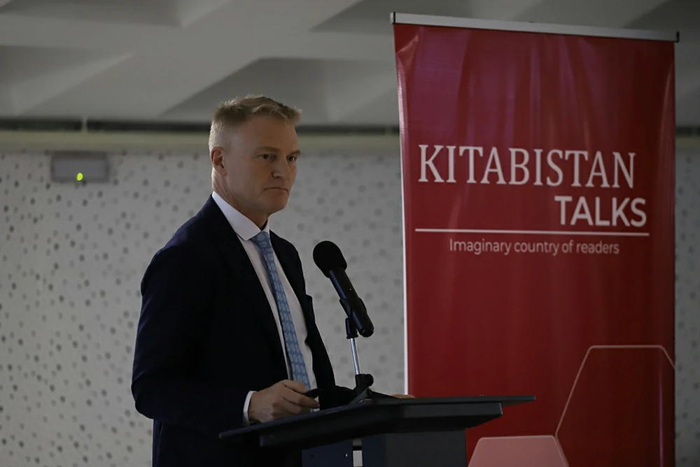 Henrik Meinander giving speech at Kitabistan Talk.